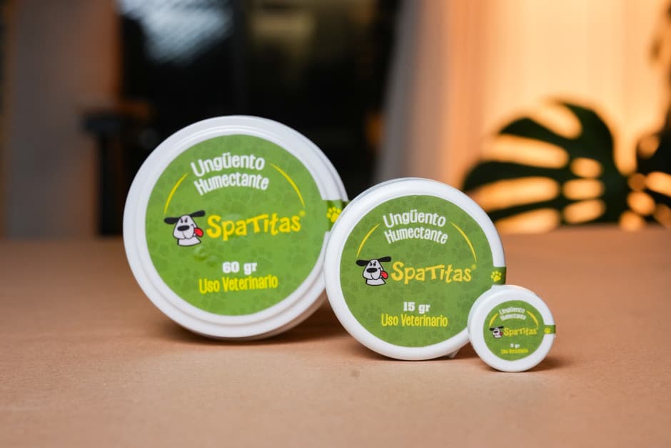 Las tres presentaciones del ungüento Spatitas sobre una mesa